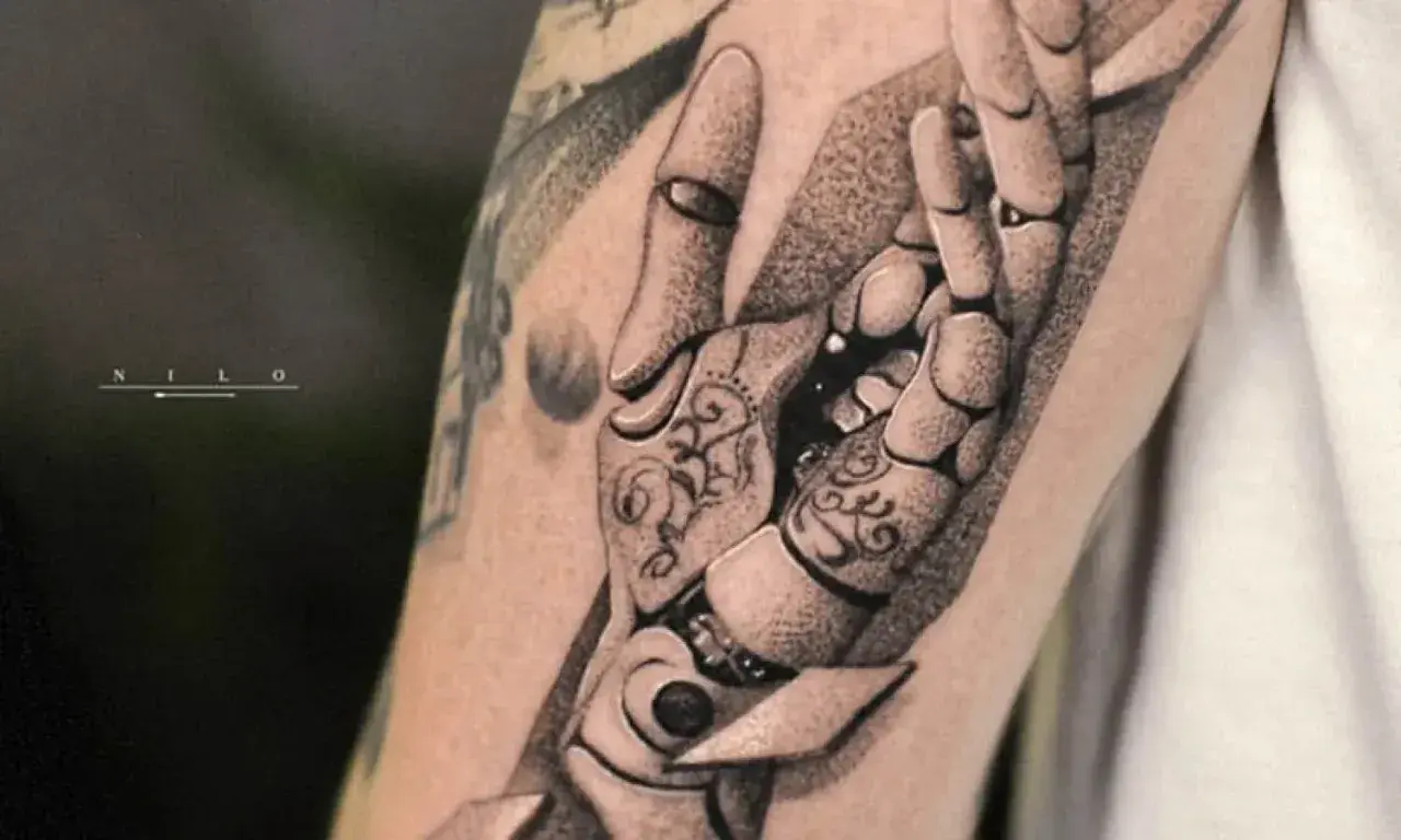 Tatuaje de mano robótica con detalles ornamentales y sombreado, estilo cyberpunk.