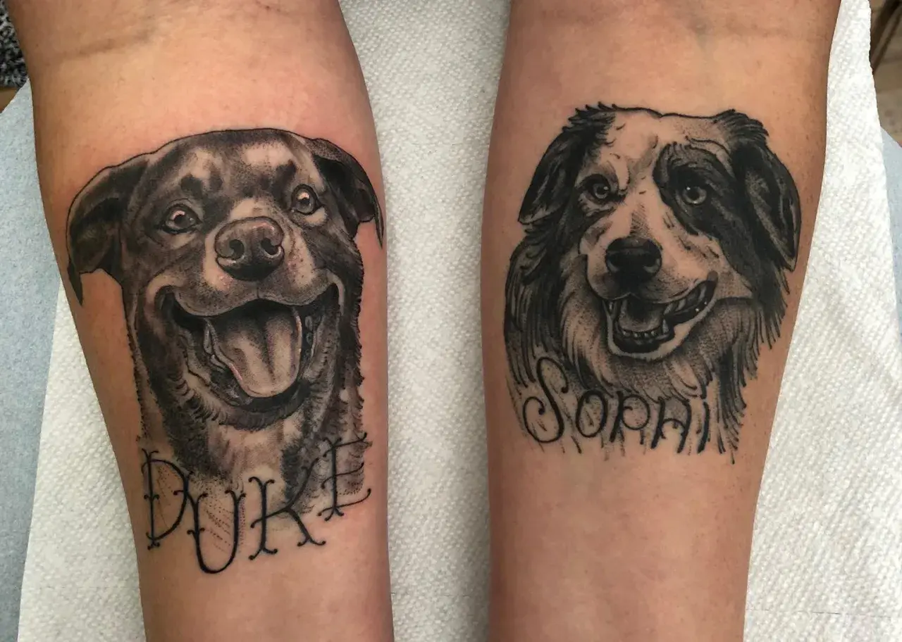 Dos tatuajes realistas de perros, "Duke" y "Sophia", en brazos.