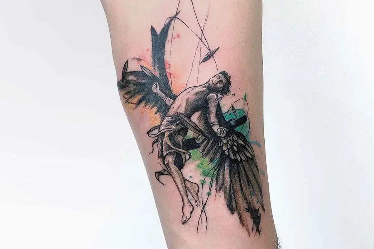 Un ángel con alas caídas, en un estilo acuarela, parte de una colección de tatuajes de ángeles.