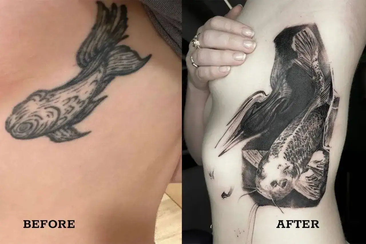 Antes y despu&eacute;s de arreglar un tatuaje mal hecho. Un pez koi oscuro y detallado reemplaza a un pez descolorido.