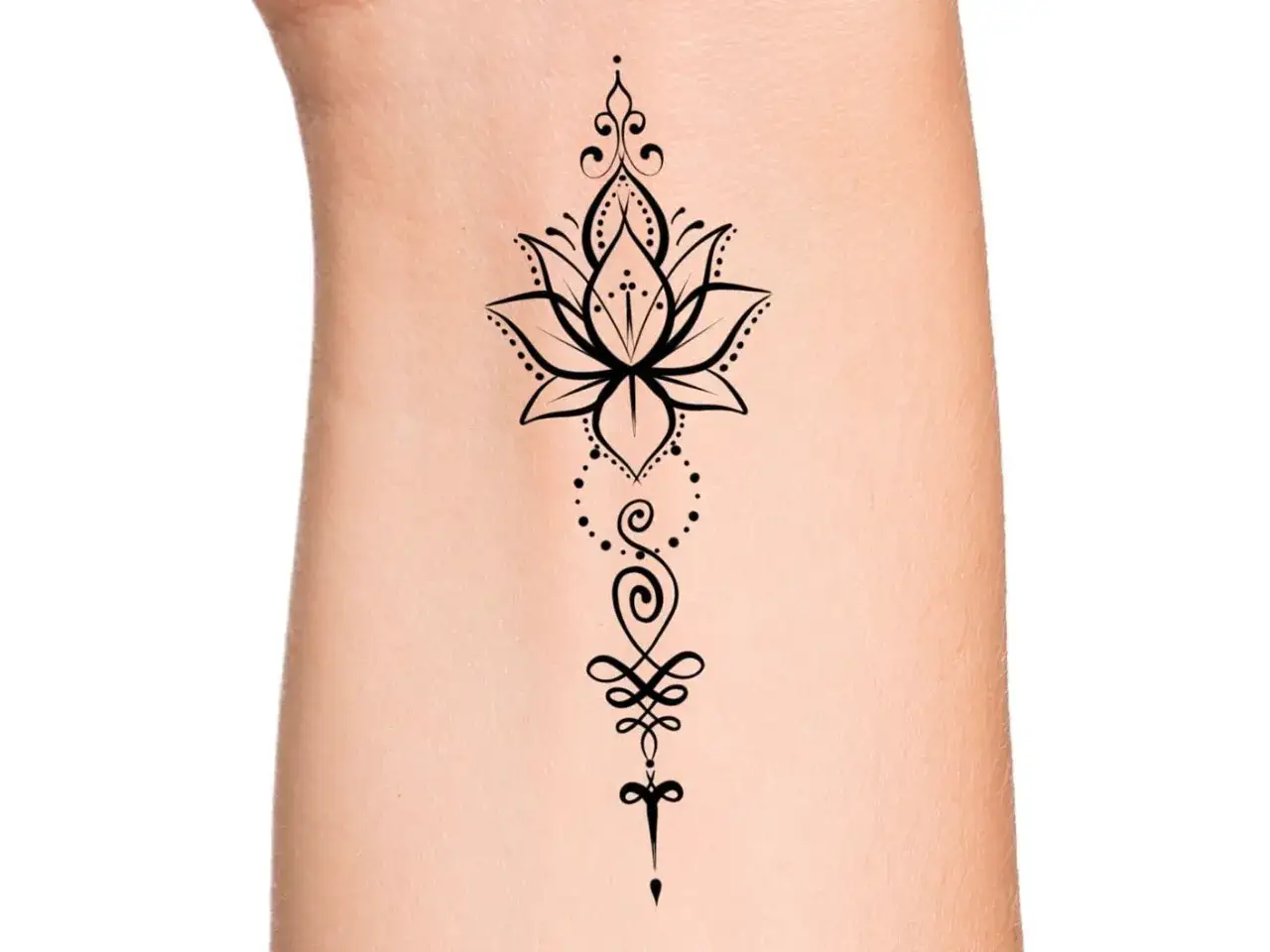 Un delicado tatuaje de flor de loto, símbolo de meditación y paz interior, adorna un brazo.