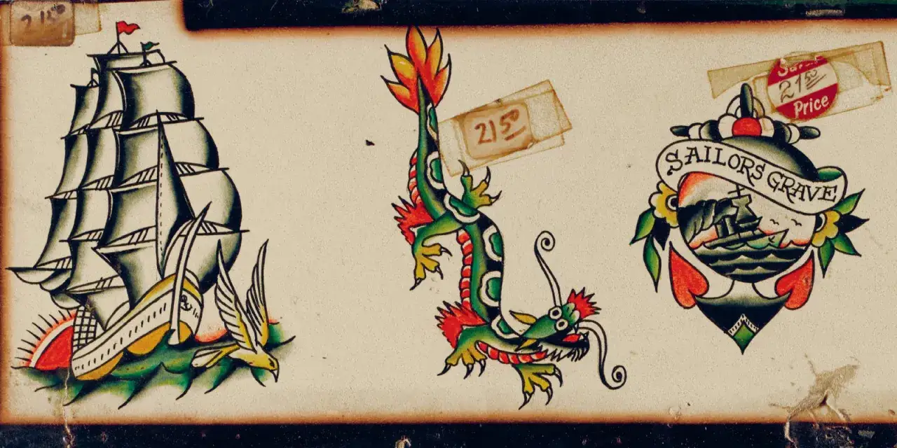 Tres diseños de tattoos old school: un barco navegando, un dragón y un ancla con el lema