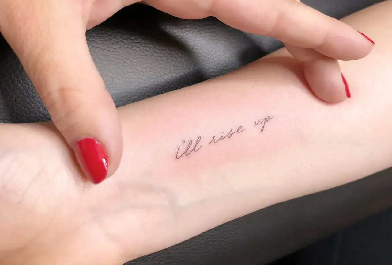 Un tatuaje con la frase