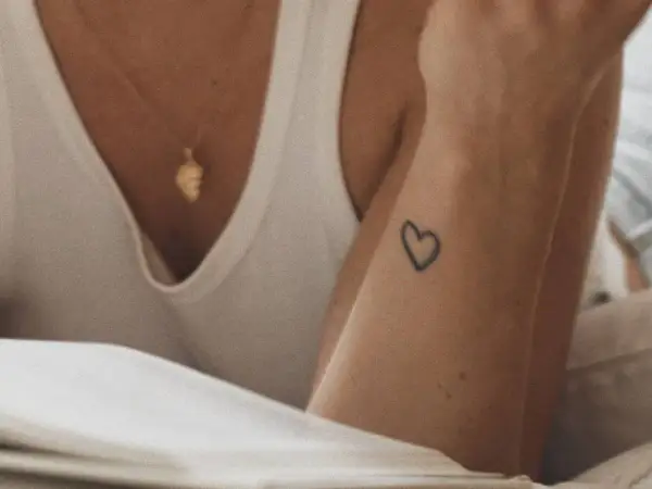 Un corazón tatuado en la muñeca, un detalle sutil para quienes buscan los mejores sitios para hacerse un tatuaje.