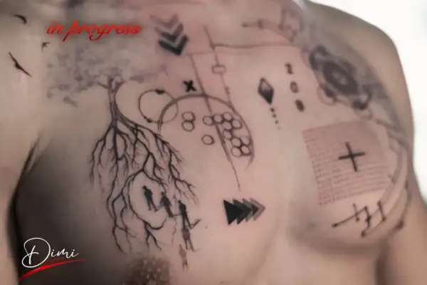 Tatuajes sombreados en progreso: un árbol con raíces, siluetas humanas y elementos geométricos abstractos en el pecho.