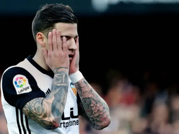Yeray Pérez, futbolista con tatuajes, se lleva las manos a la cara con gesto de frustración.