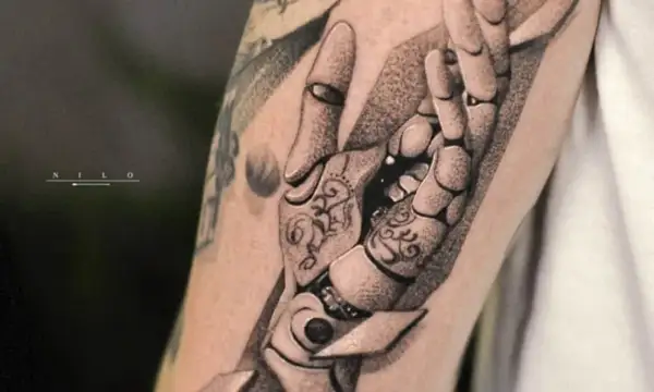 Tatuaje de mano robótica con detalles ornamentales y sombreado, estilo cyberpunk.