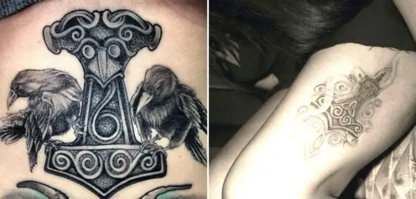 Tatuajes del martillo de Thor con cuervos y runas, simbolizando fuerza y protección. El martillo de Thor tatuaje significado es poder y valentía.