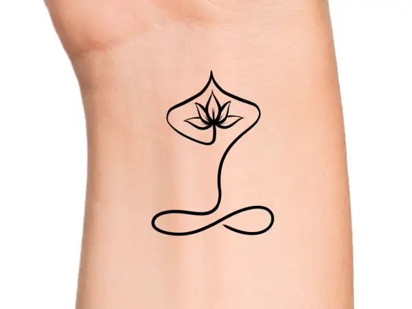 Un delicado tatuaje de meditación con una flor de loto estilizada y un símbolo de infinito en la muñeca, evocando paz interior.