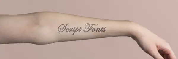 Brazo con tatuaje de letras cursivas "Script Fonts" en color piel.