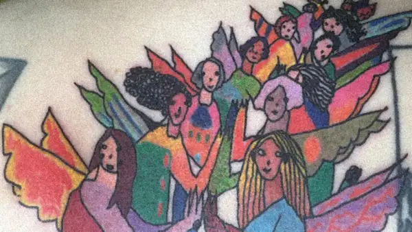 Un grupo de figuras con alas de colores vibrantes, como **tatuajes de obras de arte** que celebran la diversidad y la unión.