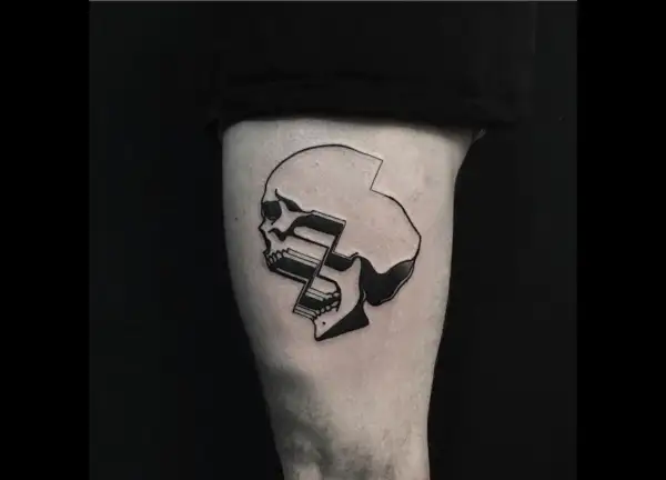 Un tatuaje de calavera con un diseño de glitch, como si la imagen se estuviera rompiendo o distorsionando.