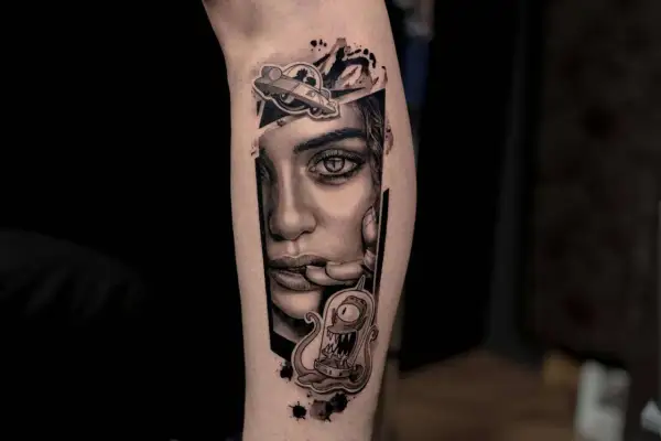 Tatuajes retratos realistas de una mujer con un platillo volador y un alienígena.