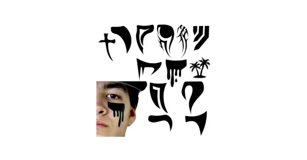 Un ojo tatuado negro gotea sobre la mejilla de un joven. Alrededor, diseños tribales y palmeras en negro.